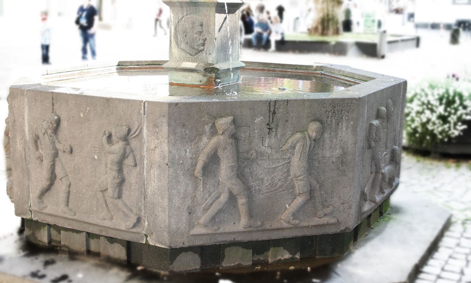 Brunnentrog mit Reliefs